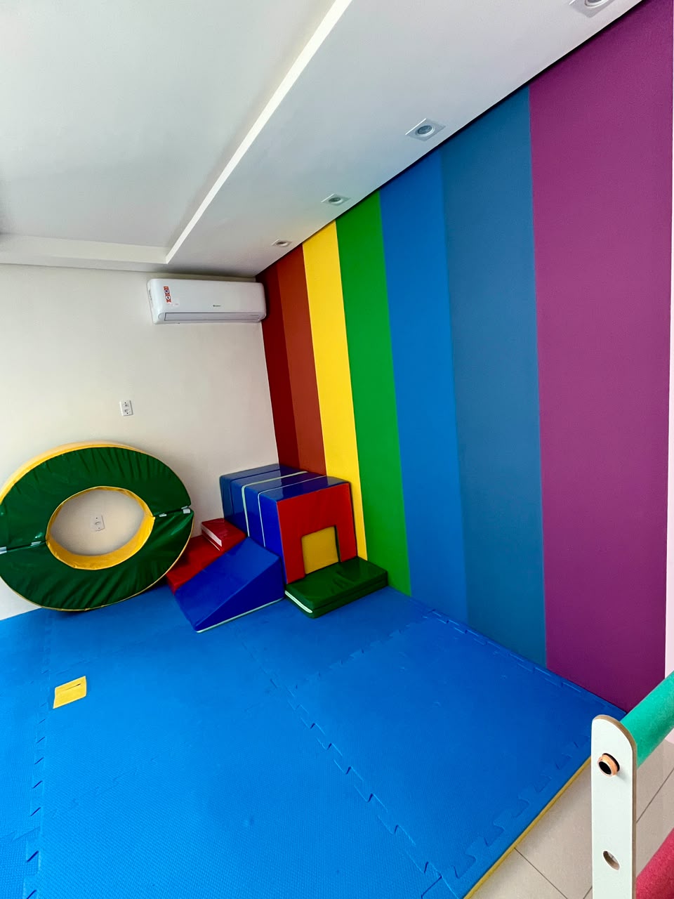Espaço acolhedor da Ludis com decoração infantil e conforto